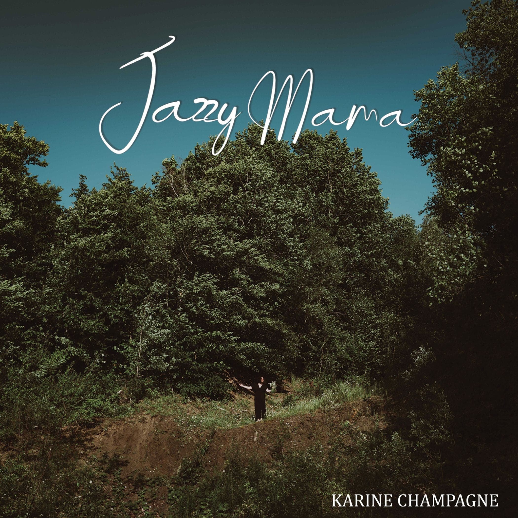 Pochette de l'album Jazzy Mama : Karine, toute petite, bras ouverts au pied d'une forêt, sous un ciel bleu canard.